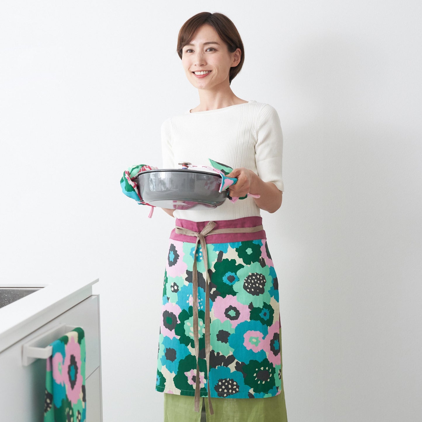 サロンエプロン │ フラットロットフラワーグリーン柄