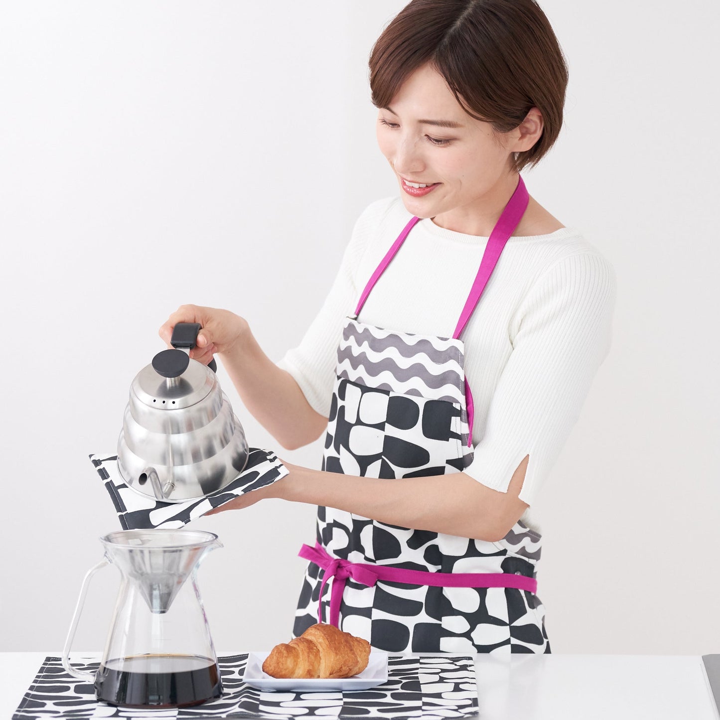 ホルダーエプロン │ ウェーブモノクロームフロー柄